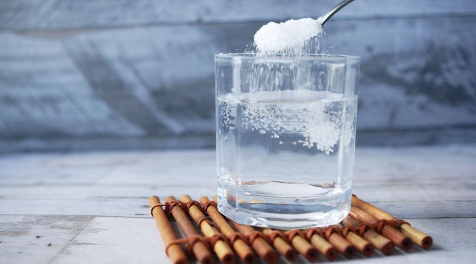 Aprende a preparar un suero oral casero con ingredientes básicos. Una solución efectiva recomendada por expertos para combatir la deshidratación de forma rápida y segura en cualquier momento. Pexels