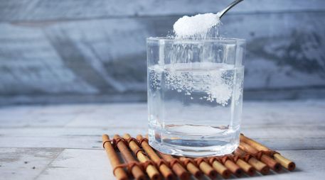 Aprende a preparar un suero oral casero con ingredientes básicos. Una solución efectiva recomendada por expertos para combatir la deshidratación de forma rápida y segura en cualquier momento. Pexels