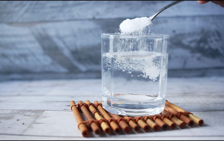 Aprende a preparar un suero oral casero con ingredientes básicos. Una solución efectiva recomendada por expertos para combatir la deshidratación de forma rápida y segura en cualquier momento. Pexels