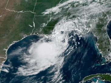 Ante las posibles amenazas de inundaciones, NHC subraya la necesidad de mantener la precaución en las zonas costeras de Texas y Luisiana a medida que el sistema avanza hacia el interior. EFE/NHC Cortesía