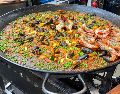 En el Borough Market no existe ni siquiera un espacio con mesas y sillas donde sentarse, y muchos clientes terminan comiendo paella de pie. EFE / L. Campello