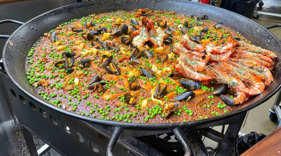 En el Borough Market no existe ni siquiera un espacio con mesas y sillas donde sentarse, y muchos clientes terminan comiendo paella de pie. EFE / L. Campello
