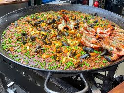 En el Borough Market no existe ni siquiera un espacio con mesas y sillas donde sentarse, y muchos clientes terminan comiendo paella de pie. EFE / L. Campello