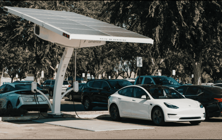 La necesidad de hacer una inversión compartida es evidente ante el rezago de la infraestructura actual donde cada vez hay más vehículos eléctricos. CANVA