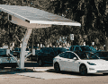 La necesidad de hacer una inversión compartida es evidente ante el rezago de la infraestructura actual donde cada vez hay más vehículos eléctricos. CANVA
