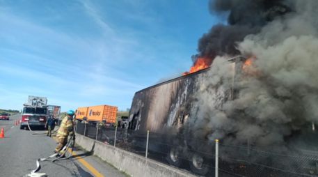 Uno de los tractocamiones involucrados se incendió por el impacto. ESPECIAL