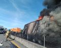 Uno de los tractocamiones involucrados se incendió por el impacto. ESPECIAL