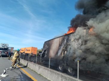 Uno de los tractocamiones involucrados se incendió por el impacto. ESPECIAL