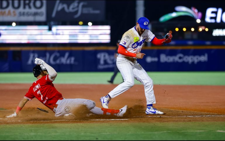Aunque entre los dos equipos se combinaron para conectar 21 imparables, las defensivas y los relevistas llevaron el juego a extra innings. CORTESÍA/Charros de Jalisco