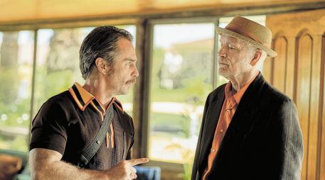 Esta imagen muestra a los actores Sam Rockwell y John Malkovich en una escena de la película “Wild Horse Nine”. ESPECIAL