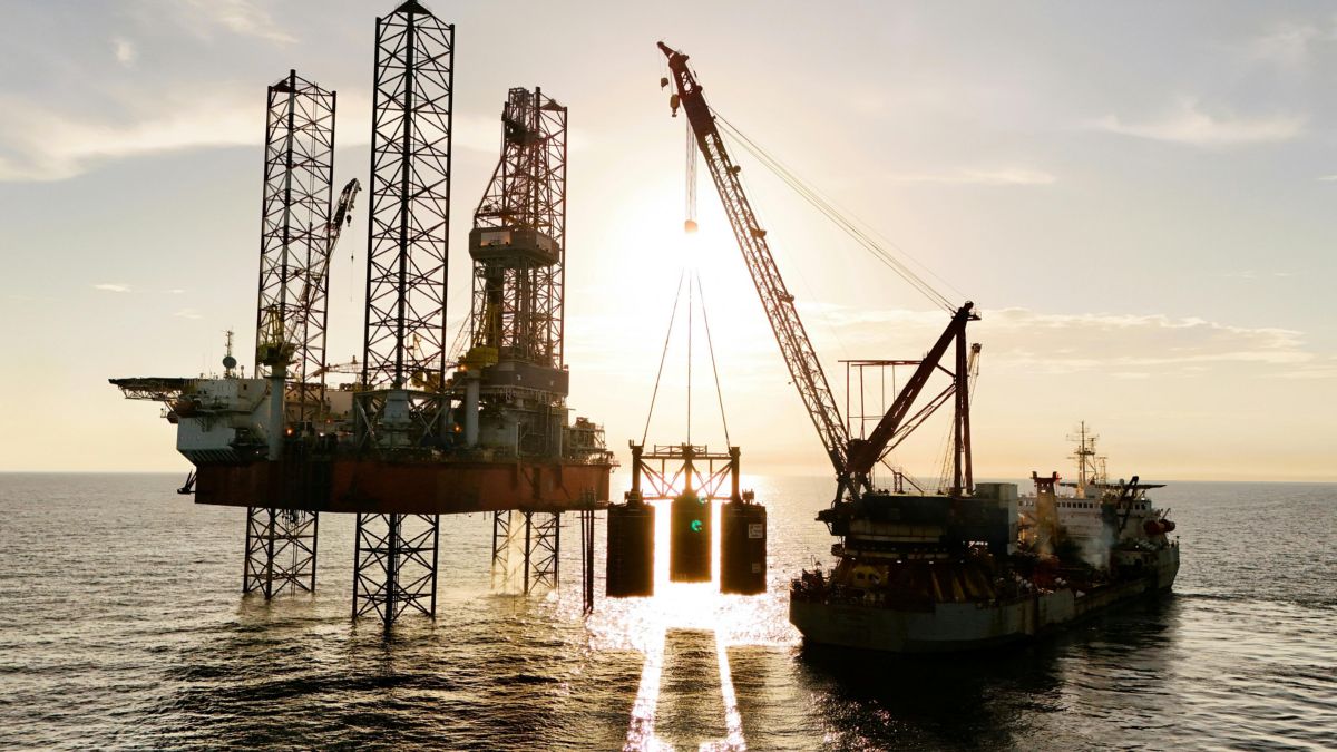 Petróleo rebasa los 100 dólares en medio de guerra y alza de aranceles