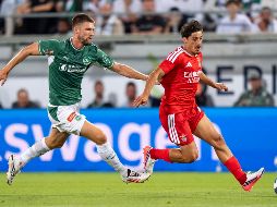 Gouveia (derecha) jugó ayer con Benfica el partido de la fase de clasificación de la Europa League ante el St. Gallen de Suiza. EFE/C. Thoma