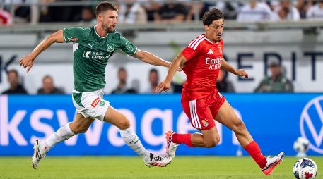 Gouveia (derecha) jugó ayer con Benfica el partido de la fase de clasificación de la Europa League ante el St. Gallen de Suiza. EFE/C. Thoma