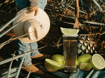 Para aprovechar los beneficios del tequila, se debe elegir una presentación de alta calidad y consumirlo solo. ESPECIAL/Canva
