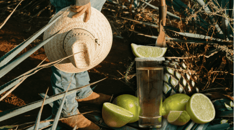 Para aprovechar los beneficios del tequila, se debe elegir una presentación de alta calidad y consumirlo solo. ESPECIAL/Canva