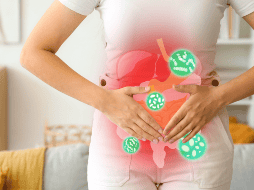 La enfermedad puede confundirse fácilmente con una gastroenteritis o una intoxicación alimentaria común, ya que comparte síntomas como diarrea, dolor abdominal y náuseas. CANVA