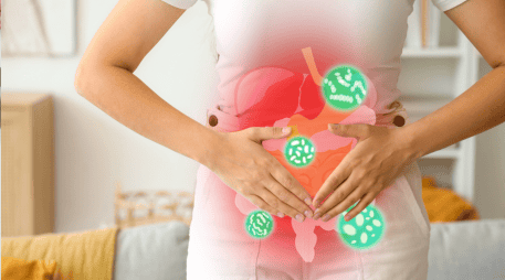 La enfermedad puede confundirse fácilmente con una gastroenteritis o una intoxicación alimentaria común, ya que comparte síntomas como diarrea, dolor abdominal y náuseas. CANVA