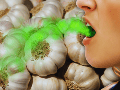 El ajo tiene reconocidas propiedades antimicrobianas, antifúngicas y antivirales, que lo convierten en un aliado indispensable. ESPECIAL / CANVA