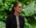 Claudia Sheinbaum dice que se dará la información a través de la Ssa porque se está revisando "si en efecto hay algo que tenga que ver con algún producto mexicano o no". ESPECIAL / AP y CANVA