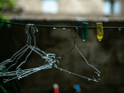 Conoce el truco más efectivo para secar la ropa dentro de casa en días de lluvia. Descubre métodos prácticos para evitar la humedad y los malos olores en tus prendas. ESPECIAL/Canva