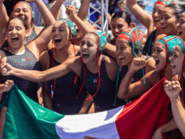 El equipo mexicano femenil de waterpolo está arrasando en los primeros partidos de Santo Domingo 2026. X/@OlimpismoMex