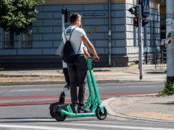 La urgencia por implementar el registro y regularización de la Semovi se fundamenta en el drástico aumento de incidentes viales, pues en los últimos 5 años, los accidentes con scooters, bicicletas y motocicletas eléctricas en la CDMX se incrementaron más de 10 veces. CANVA