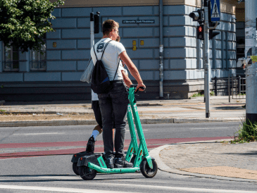 La urgencia por implementar el registro y regularización de la Semovi se fundamenta en el drástico aumento de incidentes viales, pues en los últimos 5 años, los accidentes con scooters, bicicletas y motocicletas eléctricas en la CDMX se incrementaron más de 10 veces. CANVA