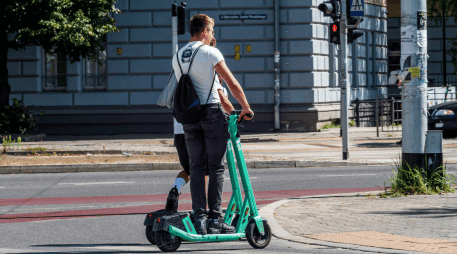 La urgencia por implementar el registro y regularización de la Semovi se fundamenta en el drástico aumento de incidentes viales, pues en los últimos 5 años, los accidentes con scooters, bicicletas y motocicletas eléctricas en la CDMX se incrementaron más de 10 veces. CANVA