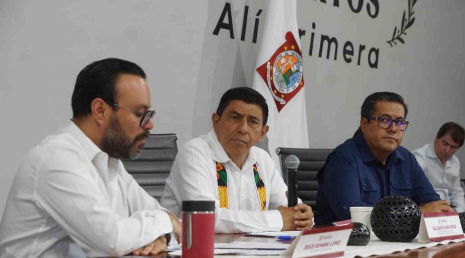 En conferencia de prensa el gobernador de Oaxaca, Salomón Jara, aseguró que no solicitará licencia al cargo para garantizar la independencia en la investigación del caso Alejandro Leyva. SUN/E. Hernández