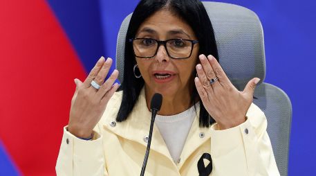 La presidenta encargada de Venezuela, Delcy Rodríguez, habla en una conferencia de prensa en Caracas. AP/P. Mattey