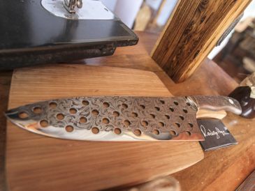 Cada cuchillo representa una obra artesanal única, ya que combina materiales resistentes, un cuidadoso proceso de fabricación y acabados elaborados con gran atención al detalle. EL INFORMADOR  / ARCHIVO