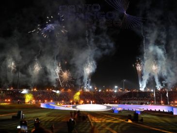 En cuanto cayó la noche en la isla empezó el espectáculo en el que los 24 mil asistentes que llenaron el inmueble presenciaron una función de drones. EFE/ R. Sura
