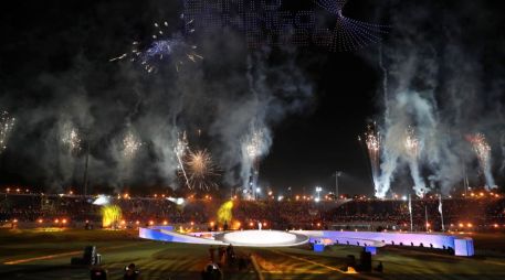 En cuanto cayó la noche en la isla empezó el espectáculo en el que los 24 mil asistentes que llenaron el inmueble presenciaron una función de drones. EFE/ R. Sura