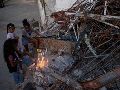 Personas encienden velas durante un homenaje a las víctimas por los terremotos del pasado 24 de junio, este viernes en Catia La Mar. EFE/R. Peña
