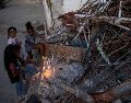 Personas encienden velas durante un homenaje a las víctimas por los terremotos del pasado 24 de junio, este viernes en Catia La Mar. EFE/R. Peña