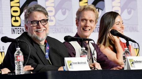 El cineasta mexicano Guillermo del Toro, el actor estadounidense Doug Jones y la actriz española Ivana Baquero asisten al panel del aniversario de “El laberinto del fauno”. AFP
