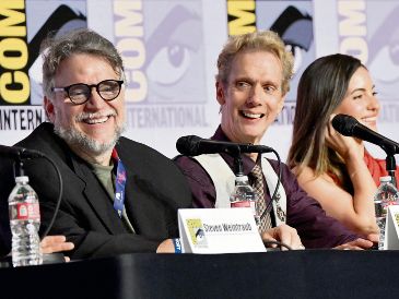 El cineasta mexicano Guillermo del Toro, el actor estadounidense Doug Jones y la actriz española Ivana Baquero asisten al panel del aniversario de “El laberinto del fauno”. AFP