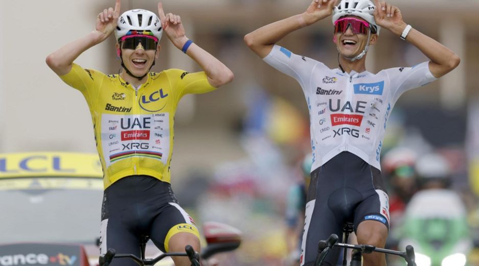 Este sábado, en la etapa 20 y penúltima del Tour de Francia, Isaac del Toro cruzó la meta abrazado de su compañero, Tadej Pogacar, con una sonrisa y ambos haciendo los cuernos con las manos, al acabar en cuarto y quinto lugar de la jornada. EFE / G. Horcajuelo