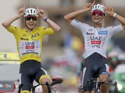 Este sábado, en la etapa 20 y penúltima del Tour de Francia, Isaac del Toro cruzó la meta abrazado de su compañero, Tadej Pogacar, con una sonrisa y ambos haciendo los cuernos con las manos, al acabar en cuarto y quinto lugar de la jornada. EFE / G. Horcajuelo