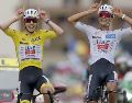 Este sábado, en la etapa 20 y penúltima del Tour de Francia, Isaac del Toro cruzó la meta abrazado de su compañero, Tadej Pogacar, con una sonrisa y ambos haciendo los cuernos con las manos, al acabar en cuarto y quinto lugar de la jornada. EFE / G. Horcajuelo