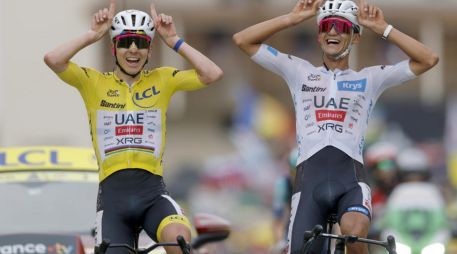 Este sábado, en la etapa 20 y penúltima del Tour de Francia, Isaac del Toro cruzó la meta abrazado de su compañero, Tadej Pogacar, con una sonrisa y ambos haciendo los cuernos con las manos, al acabar en cuarto y quinto lugar de la jornada. EFE / G. Horcajuelo