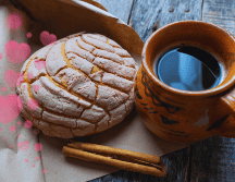 La miga del pan funciona literalmente como una esponja natural que absorbe el exceso de jugos gástricos segregados. ESPECIAL / CANVA