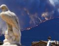 Imagen de las llamas del incendio forestal activo entre las localidades abulenses de Burgohondo y Navaluenga. EFE / R. Sanchidrián