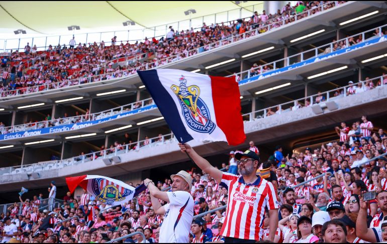 Niñas y niños del Hospital Civil cumplieron el sueño de vivir un partido de Chivas en el Estadio Akron junto a sus familias. IMAGO7.