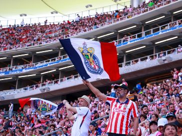 Niñas y niños del Hospital Civil cumplieron el sueño de vivir un partido de Chivas en el Estadio Akron junto a sus familias. IMAGO7.