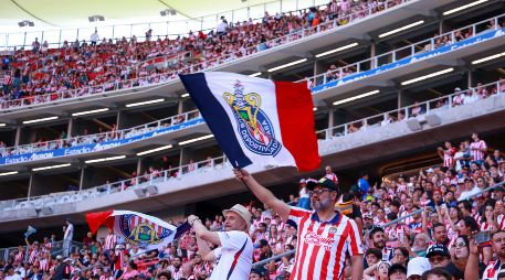 Niñas y niños del Hospital Civil cumplieron el sueño de vivir un partido de Chivas en el Estadio Akron junto a sus familias. IMAGO7.