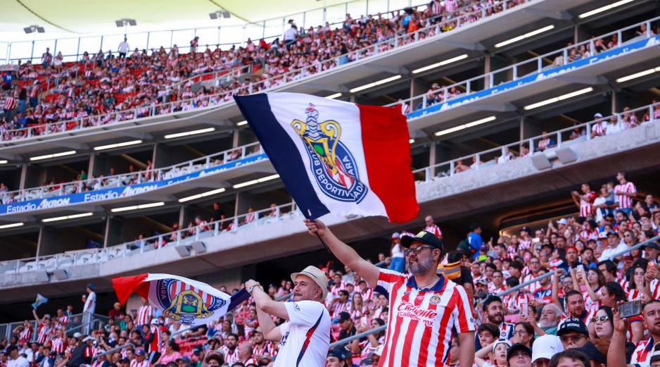 Niñas y niños del Hospital Civil cumplieron el sueño de vivir un partido de Chivas en el Estadio Akron junto a sus familias. IMAGO7.