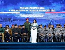 La presidenta encargada de Venezuela, Delcy Rodríguez (c), habla durante el acto de ascensos de la Fuerza Armada Nacional Bolivariana, en Caracas. EFE/Miraflores