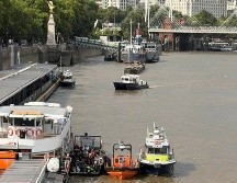 De acuerdo con la Policía Metropolitana, uno de los agentes ya fue dado de alta, mientras que los otros cuatro permanecen hospitalizado. AP