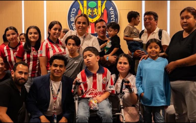 Niñas y niños del Hospital Civil cumplieron el sueño de vivir un partido de Chivas en el Estadio Akron junto a sus familias. CORTESÍA.